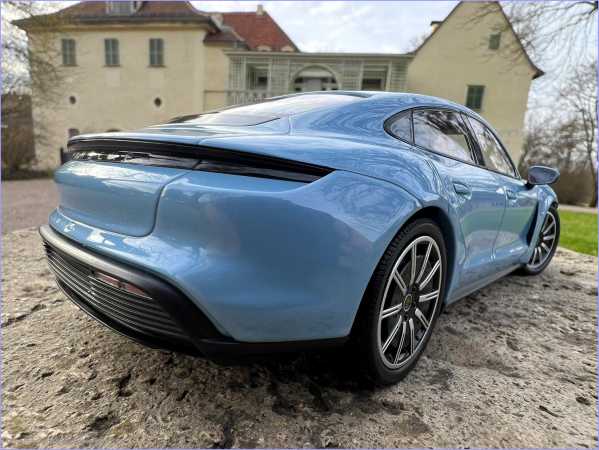 1:18 Porsche Taycan 4S Frozenbluemetallic inkl. OVP